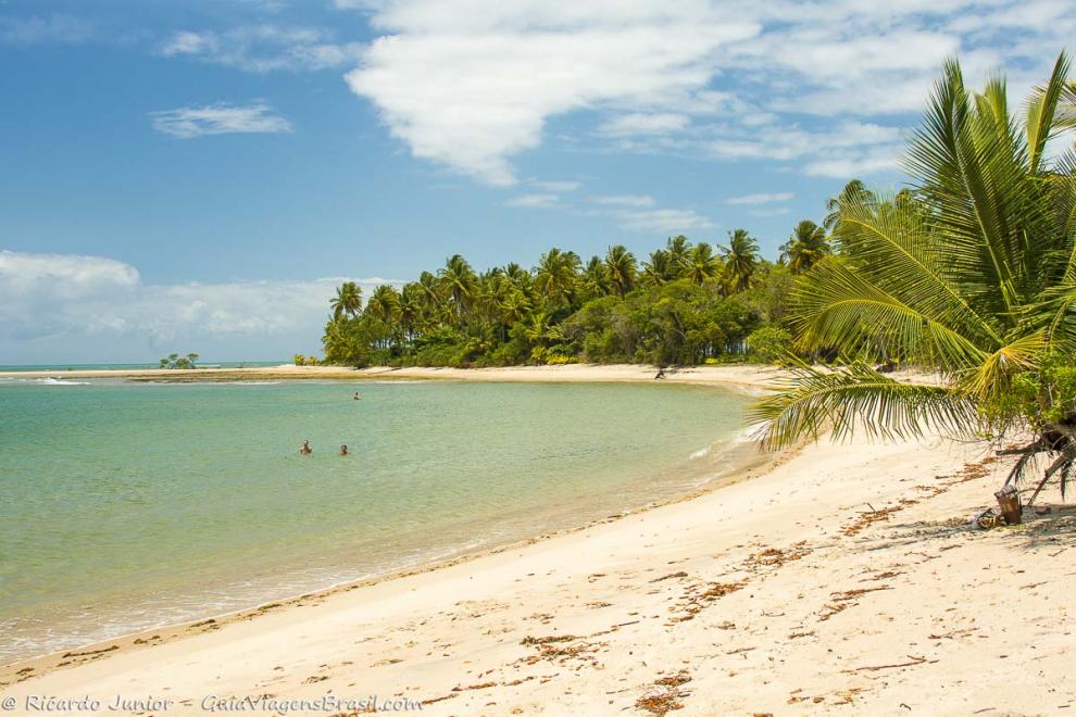 Imagem de toda extensão da bela praia na Ilha de Boipeba.